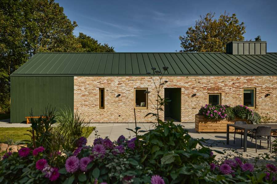 Grønne stålprofiler skaber rammen for familiekollektiv på landet, Ølbyvej 178, 4623 Lille Skensved